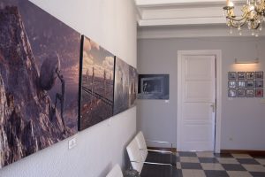 Vista de la exposición de Obra Gráfica de Pedro Flores en Ariza Abogados
