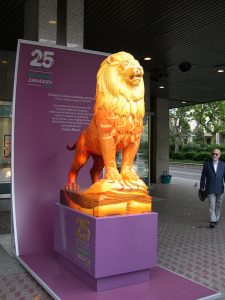 Vista instalación de El león como símbolo pintado en la Glorieta Sasera de Zaragoza