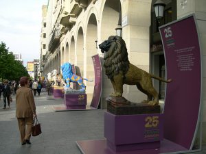 Vista instalación de El león como símbolo pintado en el Paseo Independencia de Zaragoza