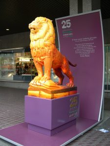 Vista instalación de El león como símbolo pintado en la Glorieta Sasera de Zaragoza