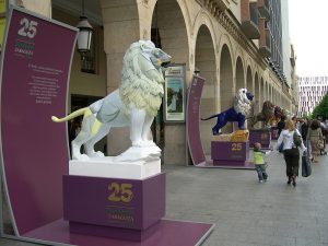 Vista instalación de El león como símbolo pintado en el Paseo Independencia de Zaragoza